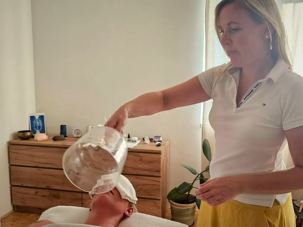 Jitka Hrodková drží nad klientkou křišťálovou zvukovou mísu ve studiu ARIMA
